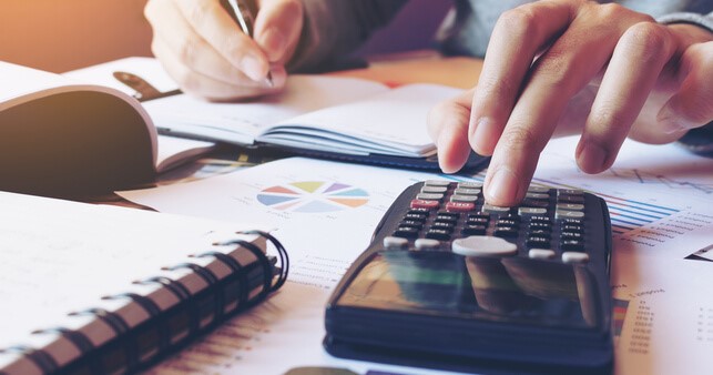 اهمیت بررسی حقوق دستمزد سال 1402 و شرایط آن